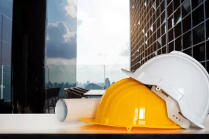 casco protettivo con sullo sfondo alcuni grattacieli
