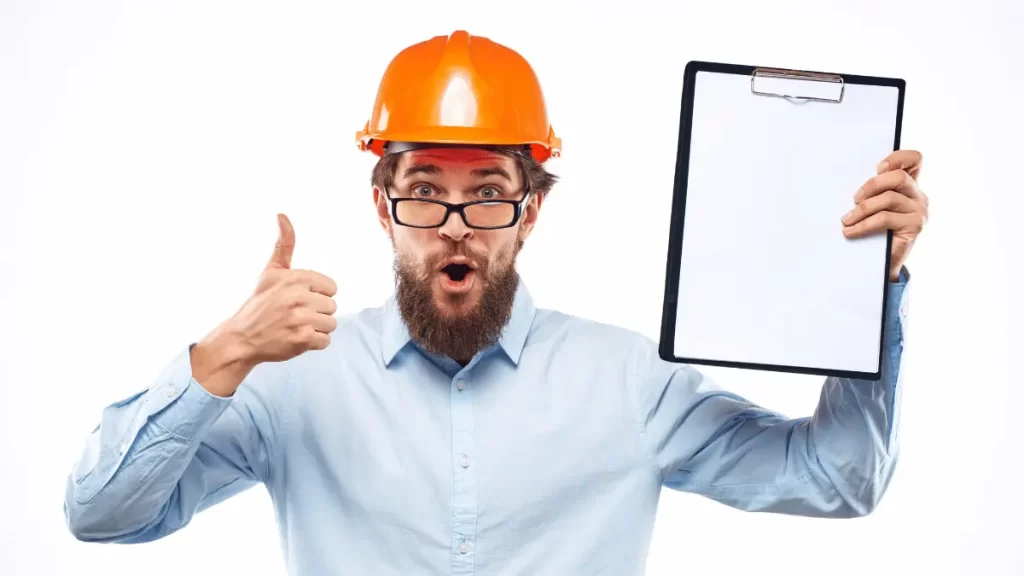 operaio con casco arancione