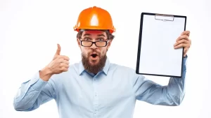operaio con casco arancione