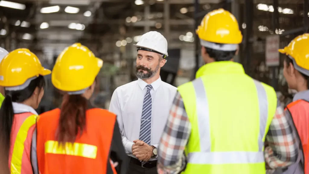 il datore di lavoro si confronta con l'RLS e alcuni lavoratori