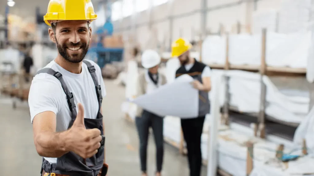lavoratori con casco all'interno di un capannone