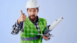 RSPP con in mano una cartella e dei progetti
