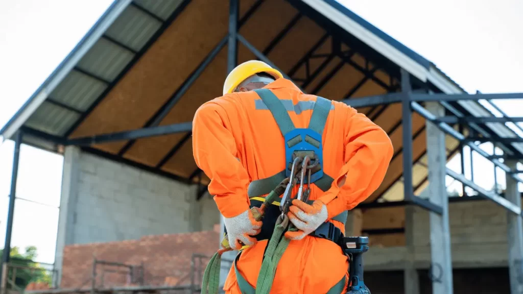 lavoratore mentre indossa le imbracature
