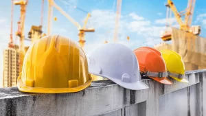 caschi antinfortunistici di protezione su un muretto in un cantiere