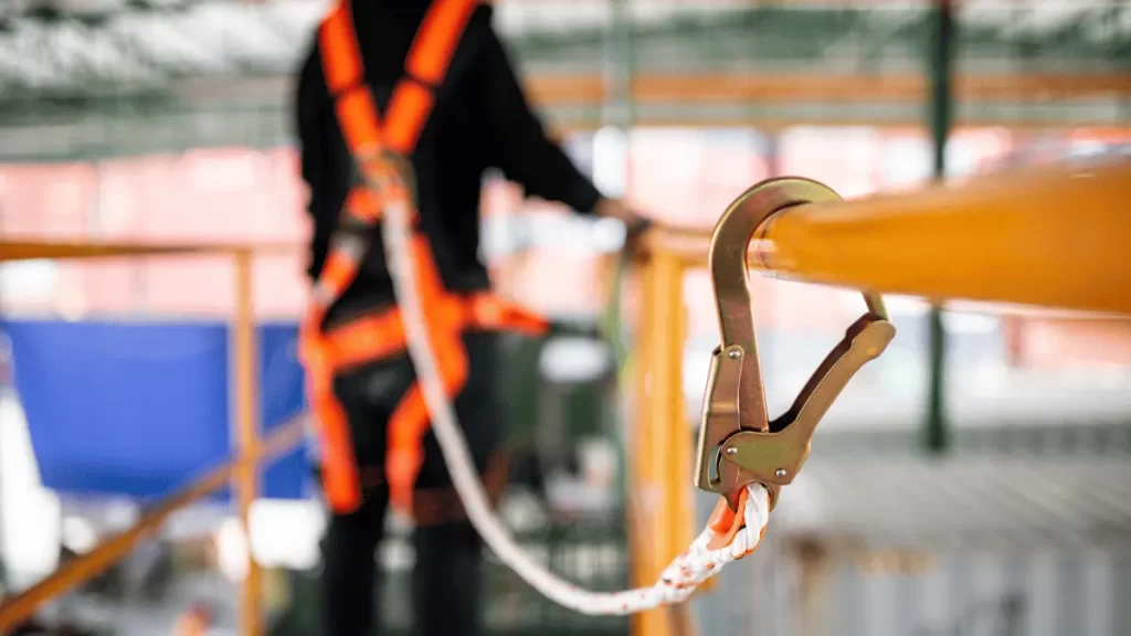 operaio al lavoro con un gancio di sicurezza
