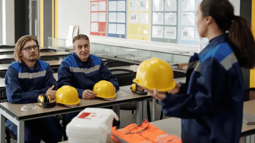 alcuni lavoratori durante il corso di formazione