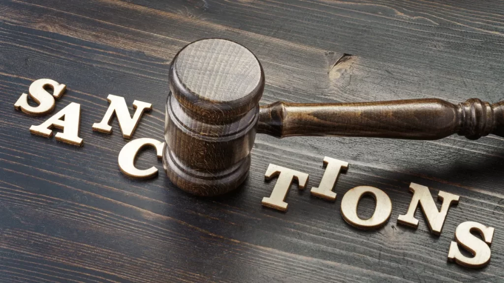martelletto da giudice con la scritta "Sanctions"