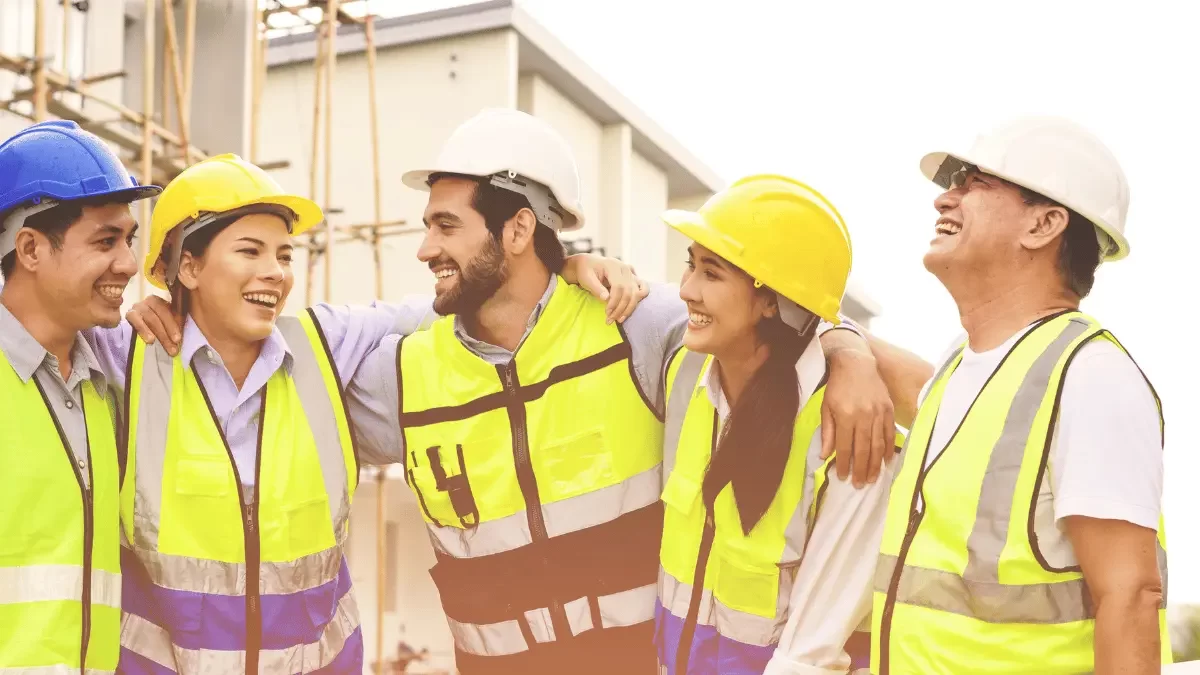 un gruppo di operai con casco e giubbotti protettivi