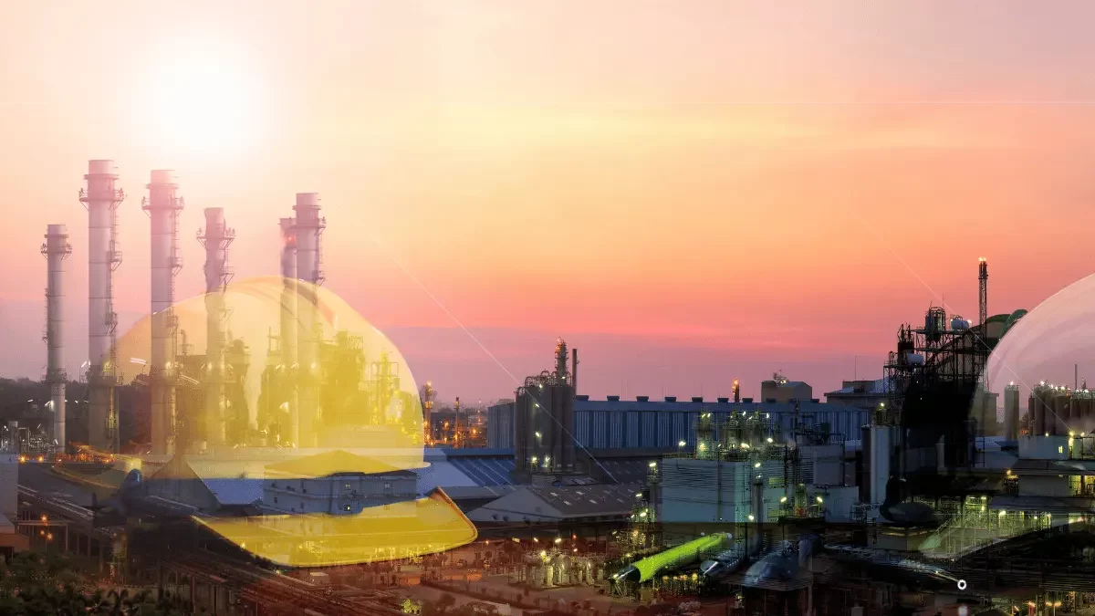 panoramica di una fabbrica con un casco da lavoro in primo piano